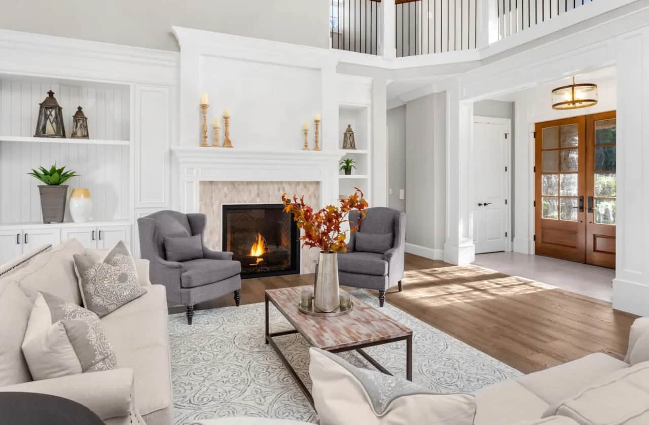 Czym obłożyć komin w salonie? Inspiracje, trendy i bezpieczeństwo