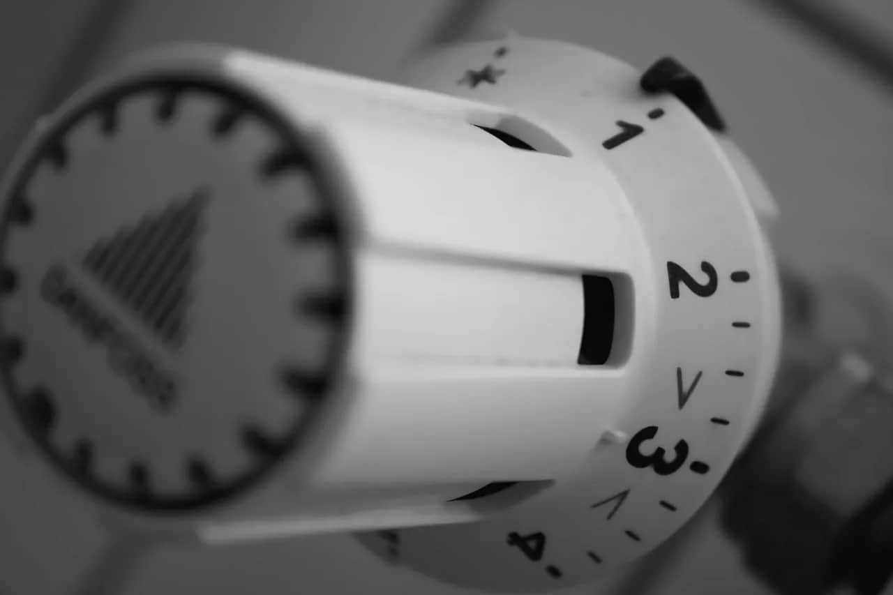 Histereza kotła na pellet: Jak ustawić dla oszczędności i komfortu?