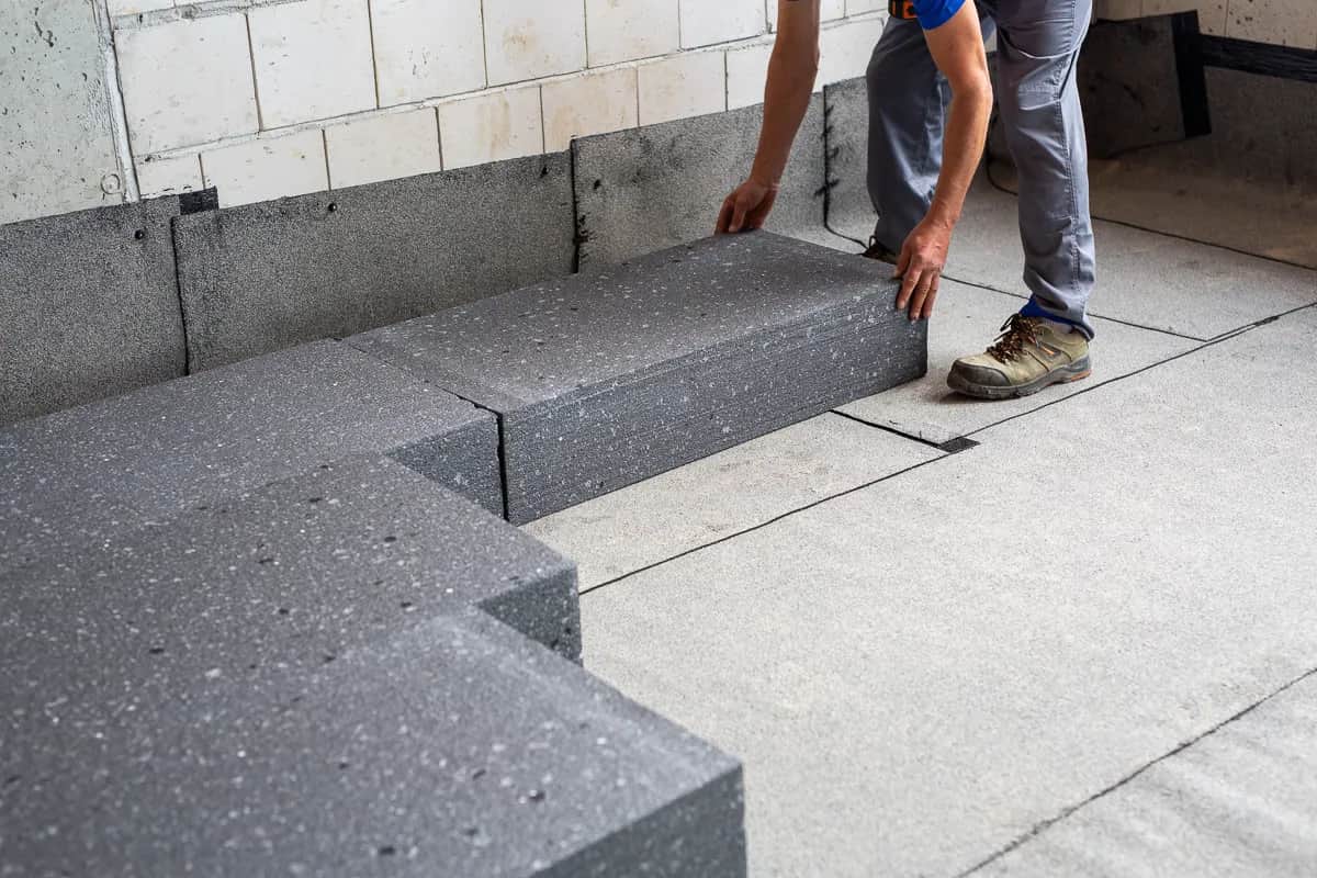 Podłogówka: Ile styropianu na gruncie, a ile na piętrze?