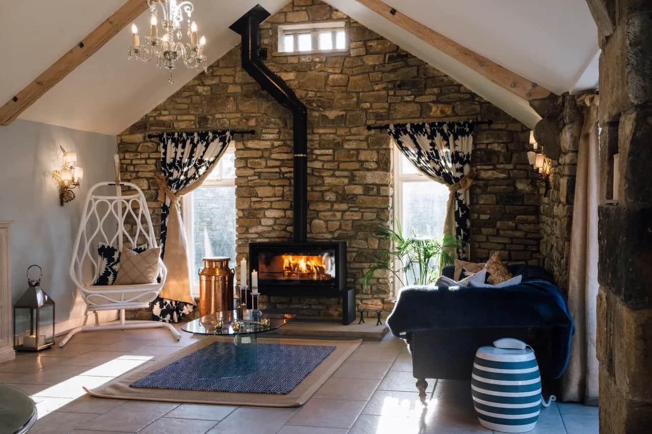 Komin w salonie: 10 pomysłów na stylowe i bezpieczne wykończenie